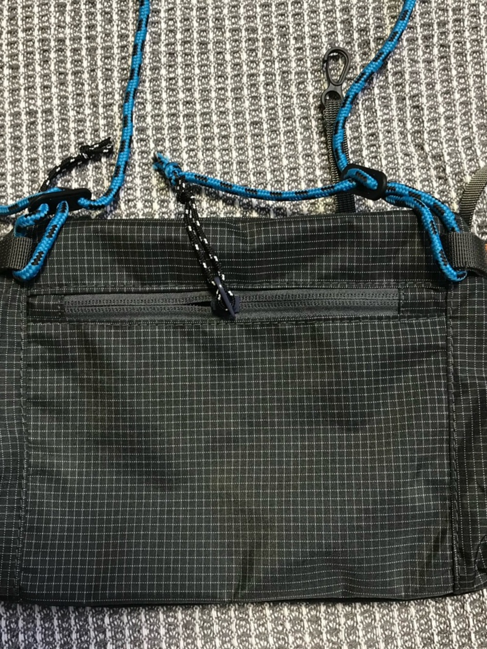 Patagonia Black Crossbody Shoulder Bag with Blue Accent - Picture 3 of 6